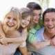 Billede af en lykkelig familie