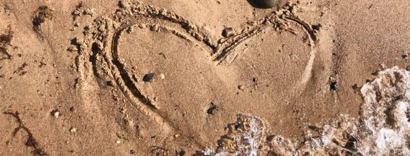 Hjerte tegnet i sandet på en strand