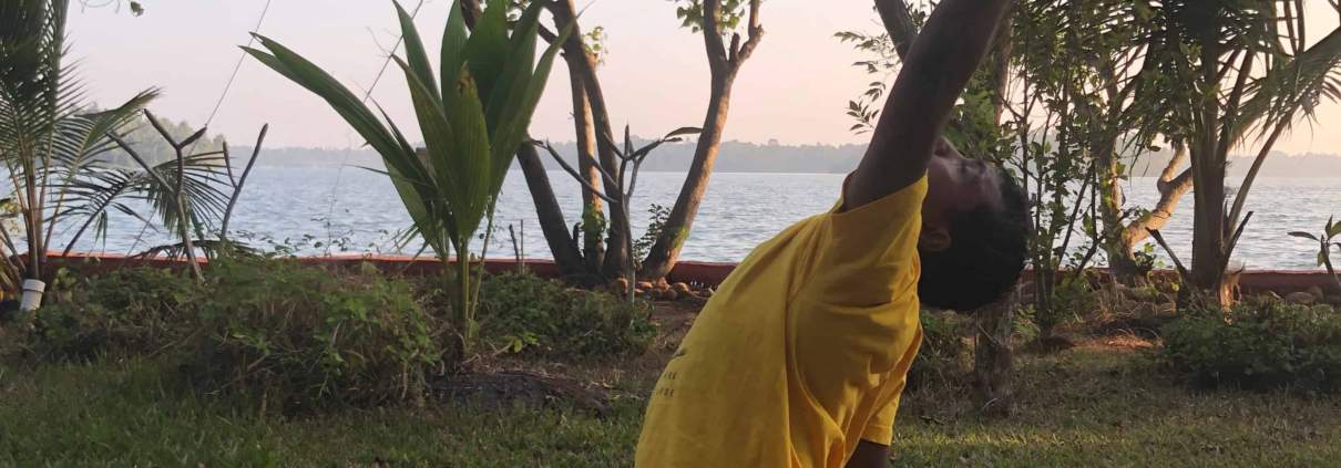 Yogainstruktør laver øvelser - Meditation