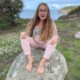 Annette Jønsson poserer på en sten - utroskab