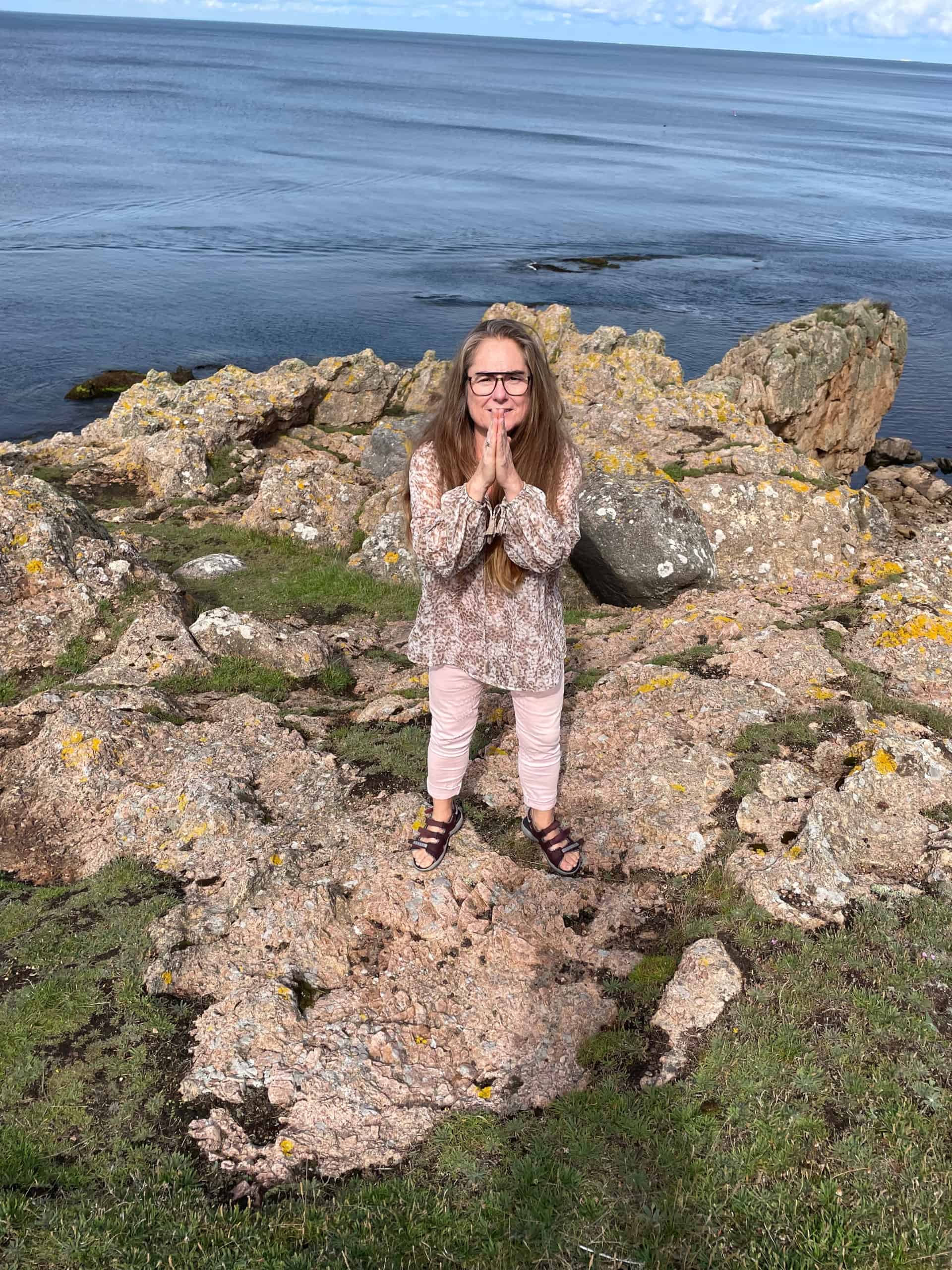 Annette Jønsson ved kysten
