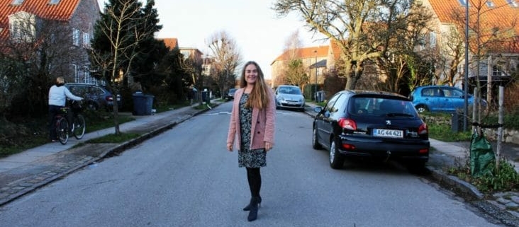 Annette Jønsson poserer på en vej