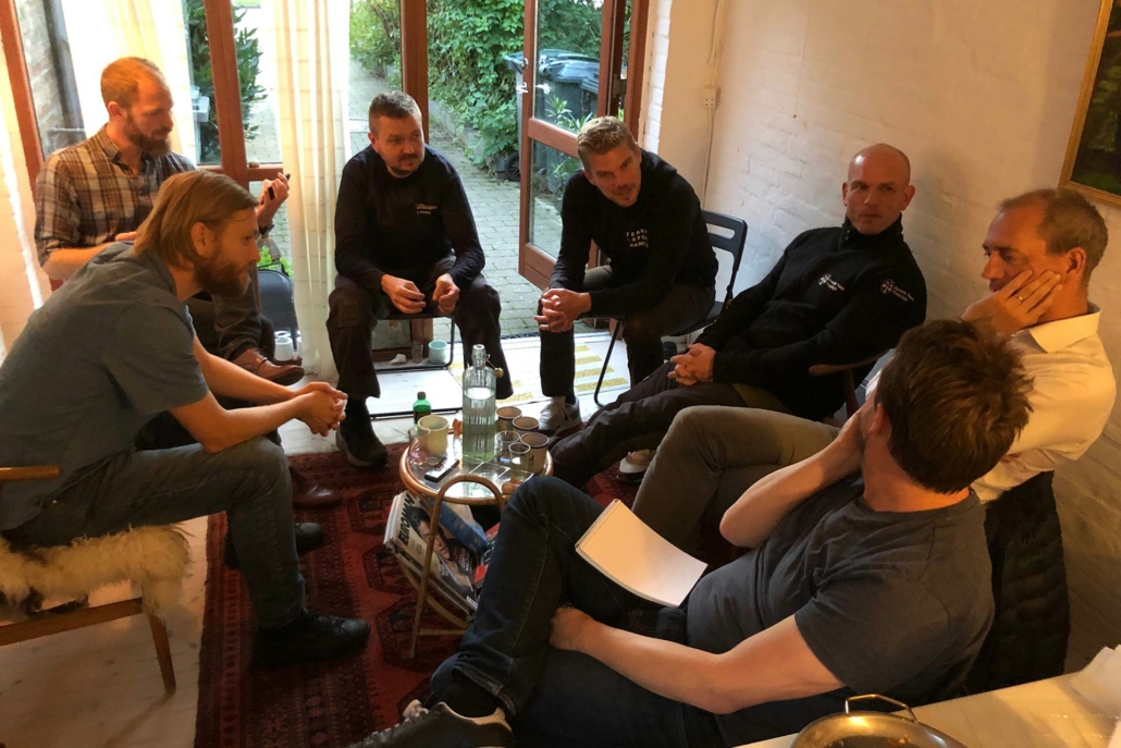 Mænd samlet i en mandegruppe hos mandeterapeut Annette Jønsson