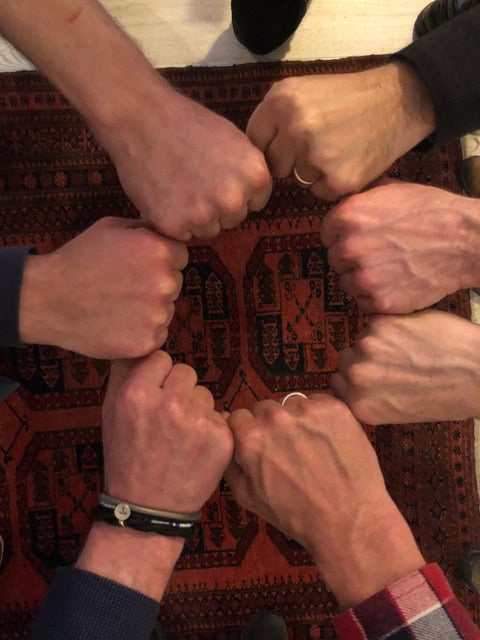Mandegruppe der står sammen